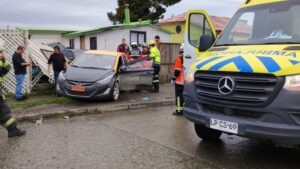 Fuerte colisión vehicular deja tres personas lesionadas y cerco perimetral de vivienda destruido