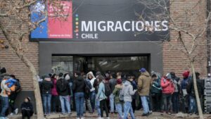 Contraloría instruyó sumario en Migraciones: acusan demora en tramitación de residencias para extranjeros