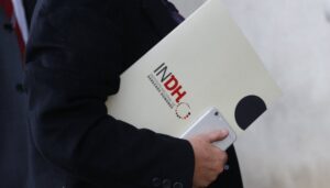 INDH acusa a policía de insultar y denigrar a detenida que denunció haber sido violada