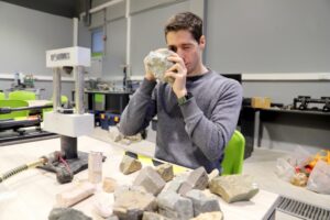 Chileno participó de descubrimiento del origen de las erupciones volcánicas más grandes en la historia la Tierra