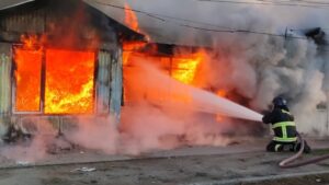 Incendio en Punta Arenas dejó a 12 personas sin hogar