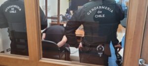 Jornada de terror: cuchillo en mano sujeto se parapetó con un menor de edad