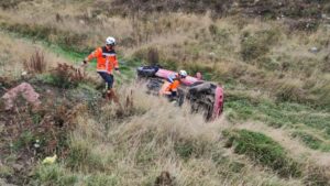 Hallan vehículo volcado sin ocupante en zanja en Población Ovejero