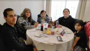 Madres fueron atendidas como reinas durante la celebración de su día