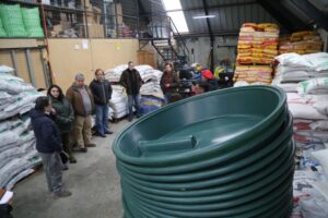 Entregan sistemas de acumulación de agua y bebederos a ganaderos