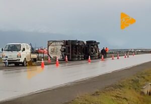 Camión sufrió volcamiento en Puerto Natales