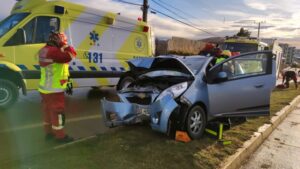 Mujer debió ser rescatada de su vehículo tras chocar un poste en Punta Arenas