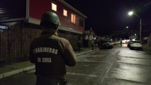 Sujeto fue detenido tras parapetarse en un domicilio con un menor de edad