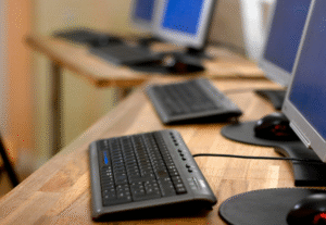 Sala con 19 computadores beneficia a escolares natalinos