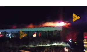 Incendio de gran magnitud afecta a bodega en Puerto Natales