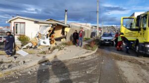 Formalizan por conducción en estado de ebriedad a chofer que destruyó frontis de vivienda