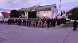 Cientos de personas llegaron desde temprano a excusarse de votar en Punta Arenas