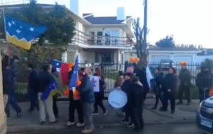 Trabajadores de salmonicultura realizan masiva caravana y se manifiestan en casa del Presidente Boric para exigir respuesta del Gobierno