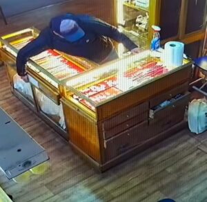 Roban alrededor de un millón de pesos en cadenas desde la joyería Dübrock