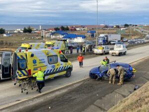 Dos vehículos terminaron volcados en el sector del Barrio Industrial de Punta Arenas
