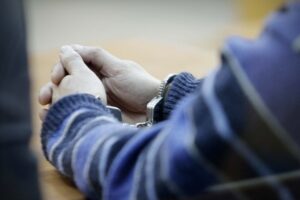 Abuelo es condenado por abusar sexualmente y violar a sus nietas: arriesga 53 años de cárcel