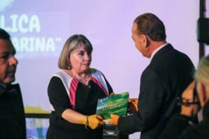 Presentan libro “Meteorología Marítima” en Liceo María Behety