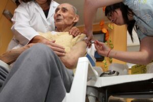 Presidente Fundación Derechos Mayores y peak de aumento respiratorio en adultos: “Las autoridades deben dar señales más potentes”