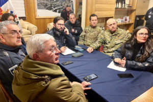 Presidente Gabriel Boric suspende visita en la Antártica por emergencia en Santiago