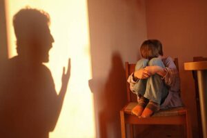 Se querellan contra padre por cometer maltrato relevante y trato degradante en contra de hijo