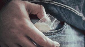 Condenan a dos sujetos por microtráfico de drogas: fueron sorprendidos con marihuana y cocaína