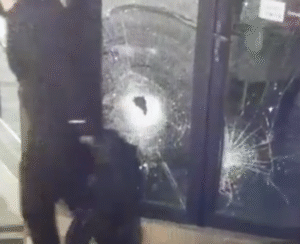Detienen a sujeto que destrozó puerta de céntrico local comercial en Punta Arenas