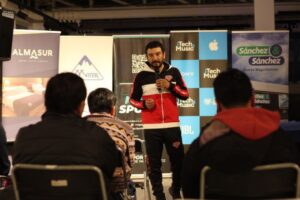 Pablo Ríos, jefe técnico de Ñublense, realizó capacitación junto a entrenadores magallánicos en MegaSports