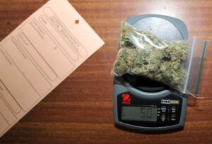 Pareja fue formalizada por microtráfico de drogas: lo hicieron por “necesidad económica”