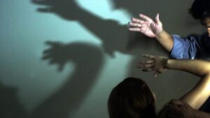 Tribunal condena a hombre por lesiones en contexto de violencia intrafamiliar y desacato a pesar de que la víctima se retractó de la acusaci