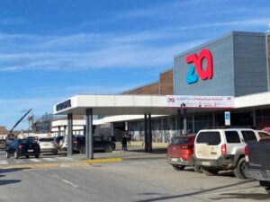 Chofer colisionó en estacionamiento de Zona Franca e intentó darse a la fuga