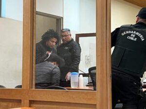 Tres detenidos tras ser sorprendidos arrojando envoltorios con cocaína bajo un auto