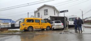Conductor contra el tránsito chocó furgón escolar en Punta Arenas