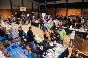 Con temática de videojuegos y gran asistencia, se desarrolló feria de emprendedores
