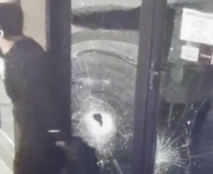 Registro de cámaras permitió la captura de autor de los destrozos en local comercial