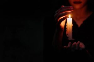 Mujer ofreció purgar magia negra en hombre: lo engañó para apoderarse de $8 millones