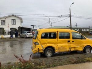 Conductor contra el tránsito chocó furgón escolar en Punta Arenas