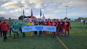 Salud y futbolistas seniors promovieron vacunación doble