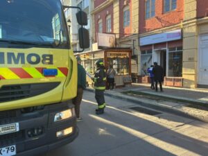 Principio de incendio en local céntrico alertó a tres Compañías de Bomberos