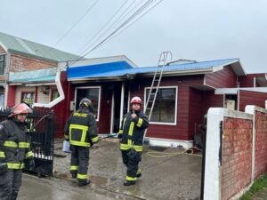 Una persona lesionada y daños en una vivienda dejó incendio en Punta Arenas