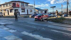 Se registró fuerte colisión entre vehículo menor y camión de repartos