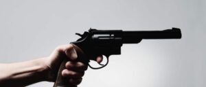 Hombre fue apuntado con un arma de fuego desde un auto en Punta Arenas