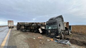 Conductor resultó con lesiones leves tras volcar su camión en la ruta CH-257