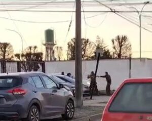 Carabineros utilizó pistola para detener a colombianos por microtráfico de drogas