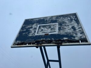 Plaza Esmeralda: un reflejo del cómo las multicanchas públicas se quedan sin arcos de fútbol y aros básquetbol