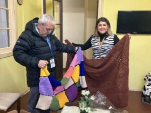 Pieceras de lana fueron donadas a adultos mayores de la Casa del Samaritano
