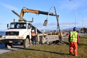 Ya casi finalizan la instalación de postes de alumbrado de Avenida Costanera