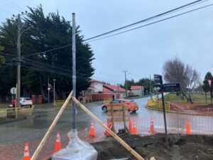 Comienzan a instalar postes para nuevos semáforos en Punta Arenas