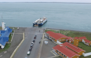 Camión volcó camino en cruce de la entrada a Punta Delgada