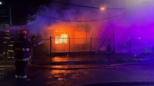 Incendio de madrugada en sector sur deja dos fallecidos