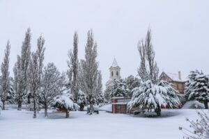 Maquinarias y cuadrillas han tenido arduo trabajo por nieve y escarcha en las calles